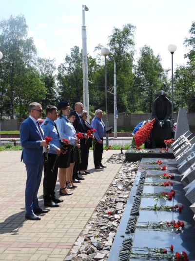 Представители главного управления юстиции Миноблисполкома возложили цветы к мемориалу «Память» в Минске
