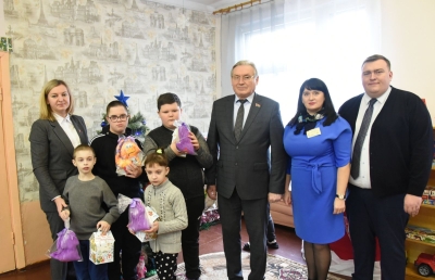 Александр Бачило посетил Крупский район и поздравил воспитанников ЦКРОиР