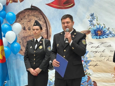 Заместитель начальника главного управления юстиции-начальник управления принудительного исполнения Виталий Брезицкий поздравил учащихся, их родителей и учителей с последним звонком на торжественном мероприятии в Сеницкой средней школе №2: