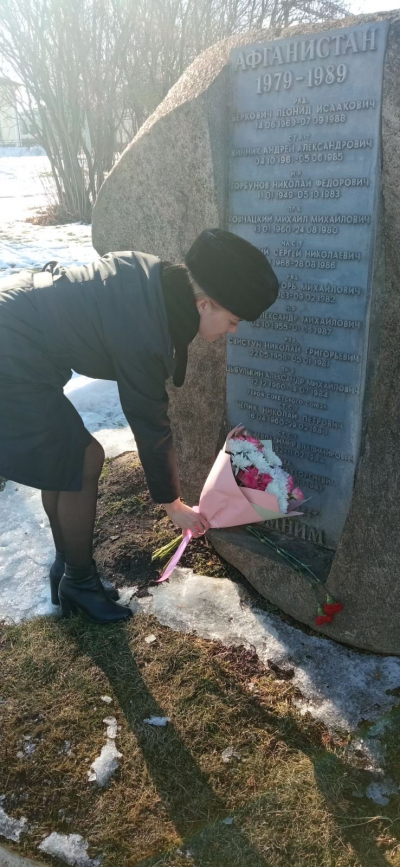 Работники отдела принудительного исполнения Пуховичского района возложили цветы к памятнику погибших воинов-интернационалистов в г. Марьина