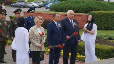 Торжественная церемония возложения цветов у стелы погибшим героям в годы войны в городе Смолевичи Минской области, посвященная 81-й годовщине Великой Отечественной войны